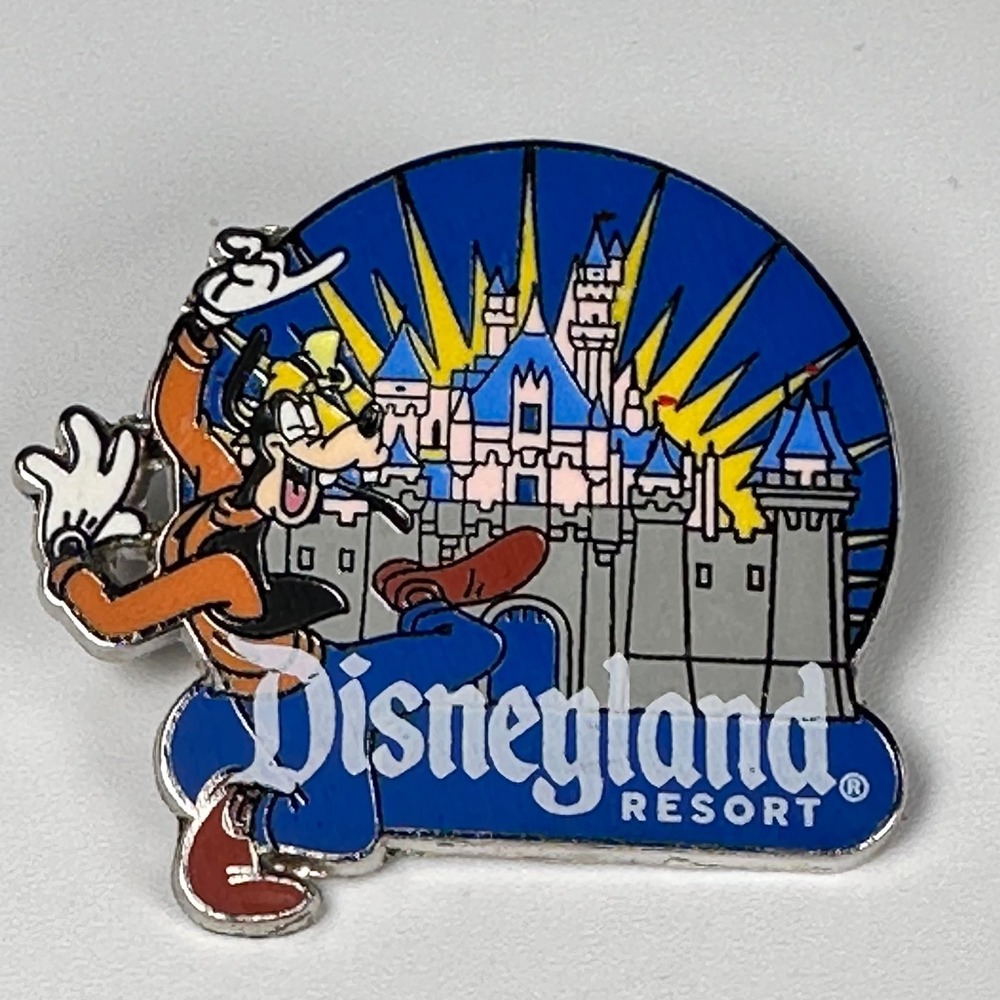 Goofy Aurora Castle CELEBRATE EVERYDAY Disneyland Resort Disney Pin Trading 2009